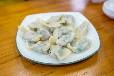 Taze yapılmış güzel bir tabak hamur tatlısı. Mutfakta çok sevilen bir yemektir.