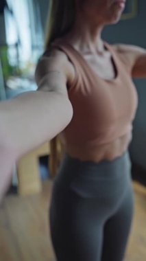 Pilates stüdyosunda spor eğitmeni. Yoga stüdyosunda spor kıyafeti giyen çekici genç bir kadın. Formda, sağlıklı ve güçlü özgün bir vücut. Fitness konsepti. 