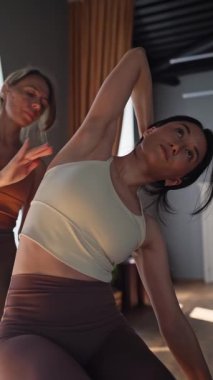 Modern bir stüdyoda, bir kadın atletizm ve ruhani denge ile yoga yapıyor, esneklik ve zarafet gösteriyor.