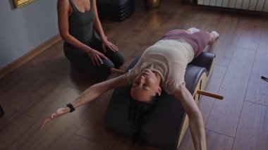 Bu hem formun hem de kuvvetin geliştirilmesini vurgulayan çekici ve dinamik bir pilates eğitim oturumu.