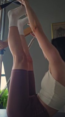 Kapsamlı ve etkili bir pilates egzersizi her egzersizde uygun ayak hizası ve optimal teknik sağlar.