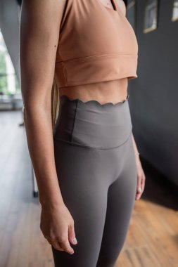 Üstü açık ve yüksek bel taytlı, spor ya da günlük geziler için mükemmel bir kıyafet..