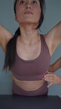 Merdiven Fıçısı 'nda pilates eğitmeniyle egzersiz yapan kadının portresi. Pilates ekipmanları. Beden eğitimi için pilates stüdyosu makinesi. Formda, sağlıklı ve güçlü otantik vücut