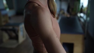 Pilates stüdyosunda spor eğitmeni. Yoga stüdyosunda spor kıyafeti giyen çekici genç bir kadın. Formda, sağlıklı ve güçlü özgün bir vücut. Fitness konsepti. 