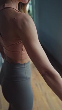 Pilates stüdyosunda spor eğitmeni. Yoga stüdyosunda spor kıyafeti giyen çekici genç bir kadın. Formda, sağlıklı ve güçlü özgün bir vücut. Fitness konsepti. 