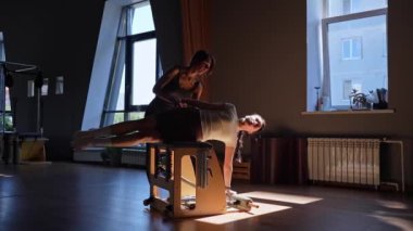 Bu hem formun hem de kuvvetin geliştirilmesini vurgulayan çekici ve dinamik bir pilates eğitim oturumu.