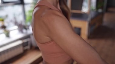 Pilates stüdyosunda spor eğitmeni. Yoga stüdyosunda spor kıyafeti giyen çekici genç bir kadın. Formda, sağlıklı ve güçlü özgün bir vücut. Fitness konsepti. 