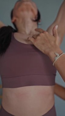 Merdiven Fıçısı 'nda pilates eğitmeniyle egzersiz yapan kadının portresi. Pilates ekipmanları. Beden eğitimi için pilates stüdyosu makinesi. Formda, sağlıklı ve güçlü otantik vücut