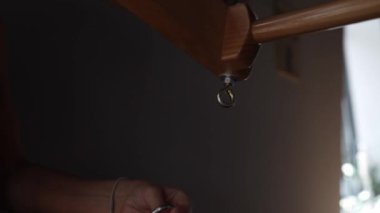 Odaklanmış ve kendini adamış bir eğitmen Pilates ekipmanlarını sakin bir stüdyo ortamında dikkatlice ayarlar.