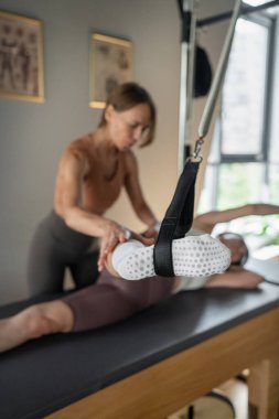 Gün ışığında, Dengeli Vücut Reformcusu 'nun üzerinde çıplak ayaklar, spor, denge ve genel refahı simgeler.