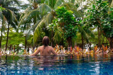 Işıl ışıl yemyeşil bir havuz etrafında güzel, sakin bir dinlenme ve dinlenme anı.