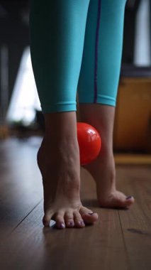 Ayak işi, denge ve lastik masaj topuyla esneme egzersizi. Formda, sağlıklı ve güçlü özgün bir vücut. Fitness konsepti.