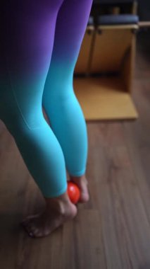 Ayak işi, denge ve lastik masaj topuyla esneme egzersizi. Formda, sağlıklı ve güçlü özgün bir vücut. Fitness konsepti.