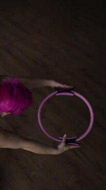 Pilates reformcusu ve Dengeli Vücut Merdiveni Fıçısı ekipmanı büyük pencerelerden gelen doğal ışıkla çağdaş bir fitness stüdyosunda..