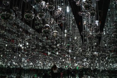 Büyüleyici gümüş renkli parlak kürelerin büyüleyici ve büyüleyici bir görüntüsü çarpıcı bir görsel efekt yaratır.