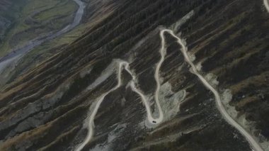 Altai 'nin tehlikeli dağlarındaki yılan yolunun havadan manzarası. Kayalık dağlardaki turist yolu Rusya 'da tehlikelidir. Yüksek kalite 4K görüntü. Yüksek kalite 4k görüntü