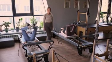 Dengeli Vücut Reformcusu makinesinin güneş ışığıyla aydınlatılan ayak ve çekirdek egzersizinin detaylı bir yakın çekimi. Yüksek kalite fotoğraf