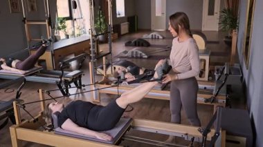 Dengeli Vücut Reformcusu makinesinin güneş ışığıyla aydınlatılan ayak ve çekirdek egzersizinin detaylı bir yakın çekimi. Yüksek kalite fotoğraf