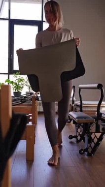 Antrenör, reformcuları pilates salonunda grup çalışması için hazırlıyor. Egzersiz, spor ve derse başlama ya da sağlık kulübünde ya da pilates stüdyosunda kişisel antrenörle seans
