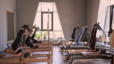 Dengeli Vücut Reformcusu makinesinin güneş ışığıyla aydınlatılan ayak ve çekirdek egzersizinin detaylı bir yakın çekimi. Yüksek kalite fotoğraf