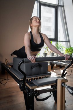 Göğüs ve sırt kasları için Kuğu egzersizi yapan kadın, esneklik, güç ve kararlılıkla kontrol üzerine odaklanıyor.