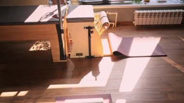 Çağdaş bir fitness stüdyosundaki pilates yenilikçileri ekipmanı büyük pencerelerden gelen doğal ışıkla donatıldı..