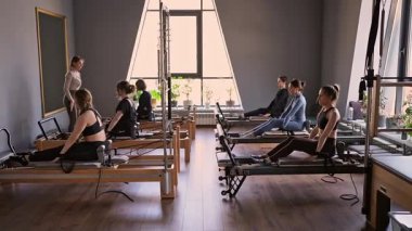 Kadın, ıslah yatağında pilates eğitiyor. Beden eğitimi için pilates stüdyosu makinesi. Formda, sağlıklı ve güçlü özgün bir vücut. Fitness konsepti
