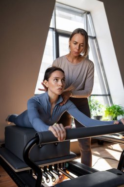 Göğüs ve sırt kasları için Kuğu egzersizi yapan kadın, esneklik, güç ve kararlılıkla kontrol üzerine odaklanıyor.