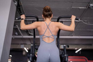 Geriye, yukarı çekin ve spor için spor salonuna kadın, spor için güç ve egzersiz, vücut sağlığı ya da güçlü çekirdek. Tutma, asılma ve sporcu karın kası ya da bacak ölçüsünde denge, eğitim ve kas gelişimi için yükseliyor