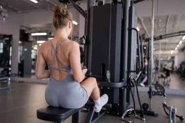 Kendini spora adamış bir kadın spor malzemeleriyle antrenman yapıyor.