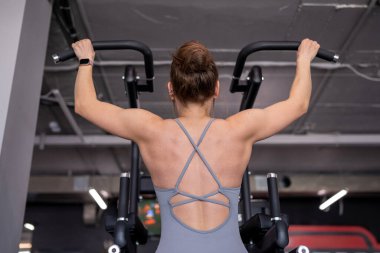 Geriye, yukarı çekin ve spor için spor salonuna kadın, spor için güç ve egzersiz, vücut sağlığı ya da güçlü çekirdek. Tutma, asılma ve sporcu karın kası ya da bacak ölçüsünde denge, eğitim ve kas gelişimi için yükseliyor