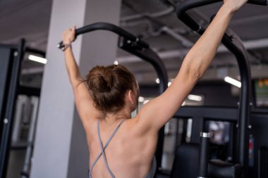 Geriye, yukarı çekin ve spor için spor salonuna kadın, spor için güç ve egzersiz, vücut sağlığı ya da güçlü çekirdek. Tutma, asılma ve sporcu karın kası ya da bacak ölçüsünde denge, eğitim ve kas gelişimi için yükseliyor