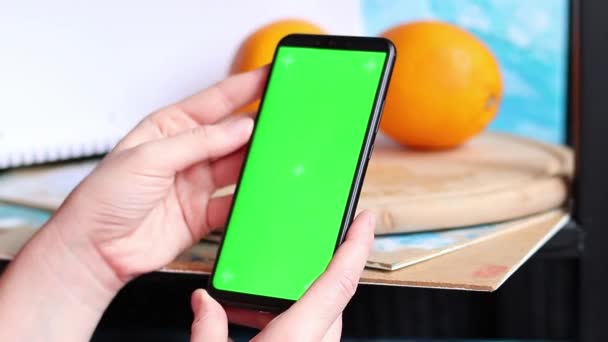Kvinnliga Händer Håller Smartphone Med Grön Skärm Visa Innehåll Utan — Stockvideo