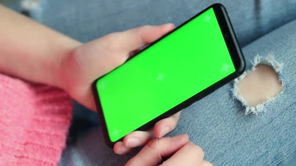 Kobiece Ręce Trzymające Smartfona Zielonym Ekranem Przeglądanie Zawartości Bez Dotykania — Wideo stockowe
