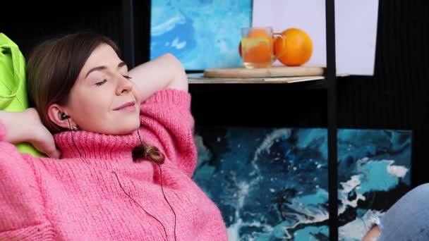 Spokojna Młoda Kobieta Relaksująca Się Krześle Fasolą Słuchawkach Widok Boku — Wideo stockowe