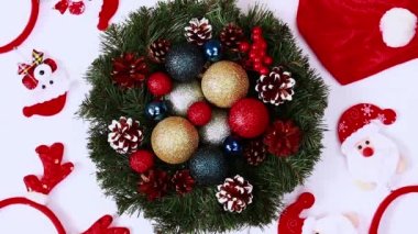 Yılbaşı çelengi, Noel oyuncakları, dekorasyon, üst manzara. Noel, kış, yeni yıl konsepti