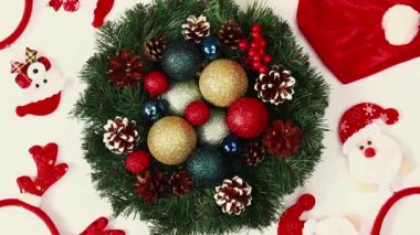 Yılbaşı çelengi, Noel oyuncakları, dekorasyon, üst manzara. Noel, kış, yeni yıl konsepti