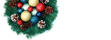 Beyaz arka planda Noel süsleri olan Noel çelengi. Yeni yıl için yapay dekor. Bilgi eklemek için boş alanı olan Noel afişi