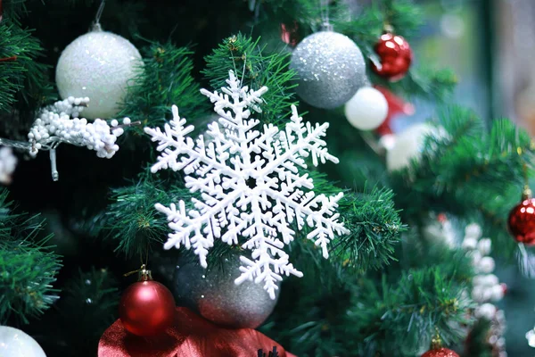 Λευκή Νιφάδα Χιονιού Χριστουγεννιάτικο Παιχνίδι Ένα Κλαδί Ελάτης Φόντο Χριστουγέννων — Φωτογραφία Αρχείου