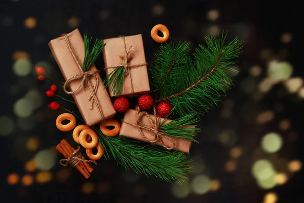 Composição Natal Com Presentes Galhos Pinho Canela Donuts Galhos Rosa — Fotografia de Stock