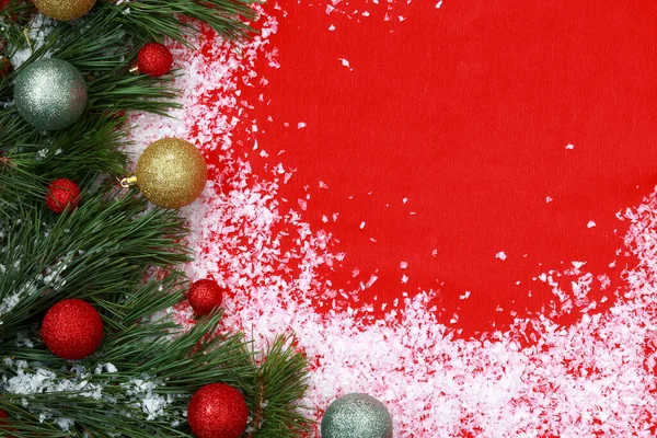 Świąteczne Tło Gałązek Jodły Sztuczny Śnieg Kulki Świąteczne Czerwonym Papierze — Zdjęcie stockowe
