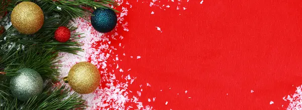 Świąteczne Tło Gałązek Jodły Sztuczny Śnieg Kulki Świąteczne Czerwonym Papierze — Zdjęcie stockowe