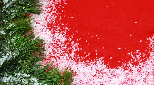Tło Świąteczne Gałązkami Sosny Czerwonym Tle Uroczyste Tło Sztucznym Śniegiem — Zdjęcie stockowe