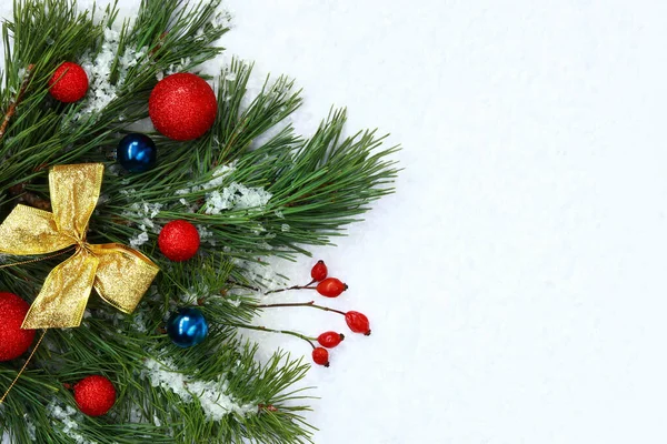 Bukiet Gałązek Jodły Bożonarodzeniowe Kulki Złotym Łukiem Kompozycja Świąteczna Śniegu — Zdjęcie stockowe