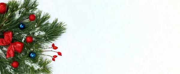 Kytice Jedlových Větví Vánoční Míče Červenou Mašlí Vánoční Kompozice Sněhu — Stock fotografie