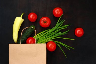 Sebzeler kese kağıdında, arka planda, üst manzaralı. Çantalarda yemek kavramı. Sağlıklı vejetaryen yemekleri. Yemek teslimatı.