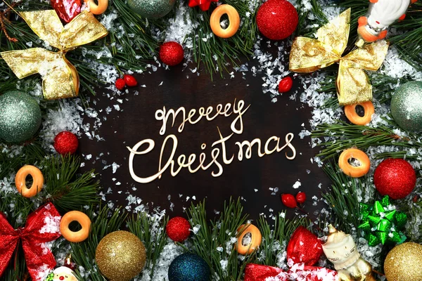 圣诞快乐贺卡 中央印有字母的圣诞装饰的顶部视图 冷杉枝干和装饰 — 图库照片