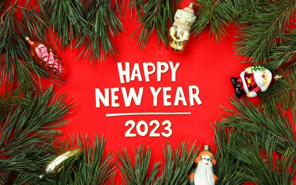 Boldog Évet 2023 Karácsonyi Kompozíció Piros Háttérrel Fenyőágak Játékok Gratuláló — Stock Fotó