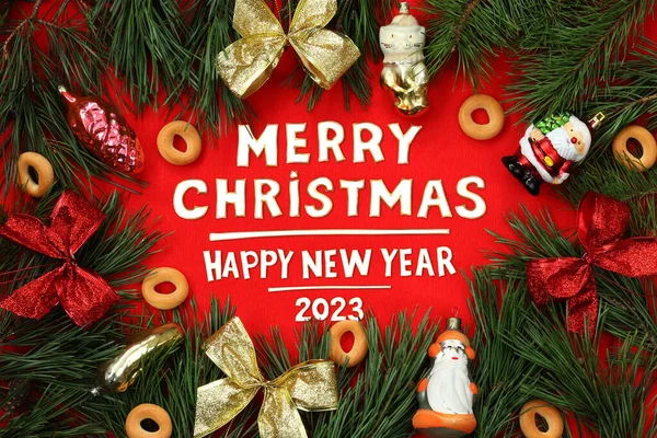 圣诞快乐 祝2023年新年快乐 圣诞作文以红色为背景 冷杉分枝 玩具和喜庆的花柱 — 图库照片