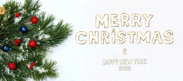 メリークリスマスとハッピーニューイヤー2023 クリスマスバナーやカード 長い針とクリスマスボール 人工雪の松の枝の組成 — ストック写真